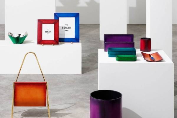 ベルルッティのホーム＆オフィスアイテム、上質なヴェネチアレザーのマガジンラックやレザー花瓶など