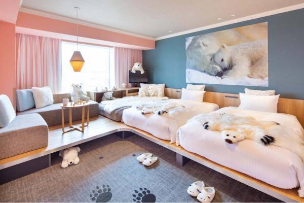 北海道「星野リゾート OMO7旭川」“シロクマ尽くし”の新客室誕生、モフモフのベッドカバーなど