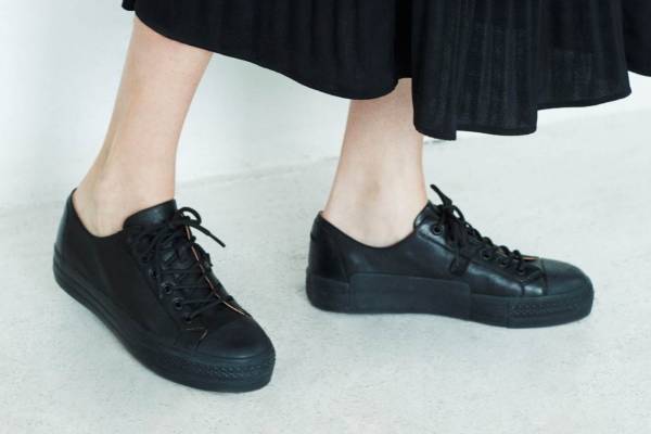 エミ新作“オールブラック”のレザースニーカー、イタリア靴ブランド・アッシュとコラボ