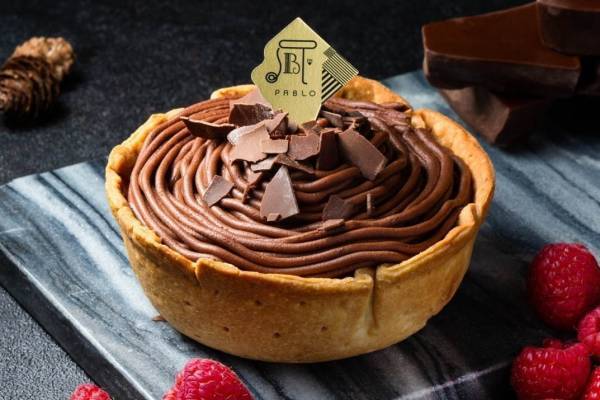 パブロからハイカカオチョコ×フランボワーズの冬限定チーズタルト、濃厚チョコクリームをたっぷり絞って