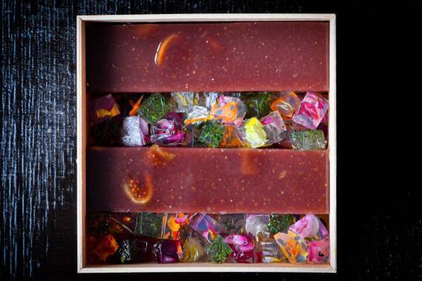 “花咲く和菓子”「ハナエミ」六本木で販売、花びら入り寒天×洋風羊羹のジュエリーボックス？！