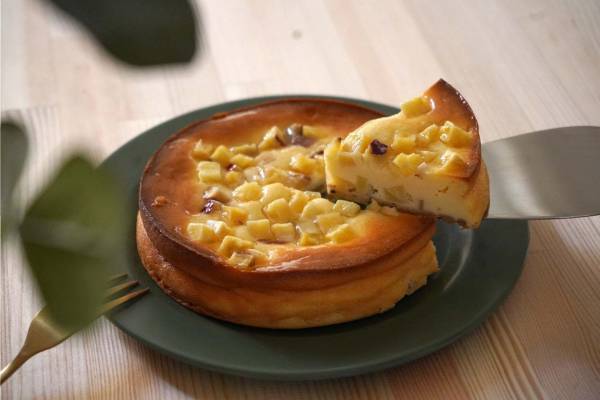 チーズケーキ専門店フォルマ“さつま芋づくし”のチーズケーキ、鳴門金時ペースト入り濃厚生地