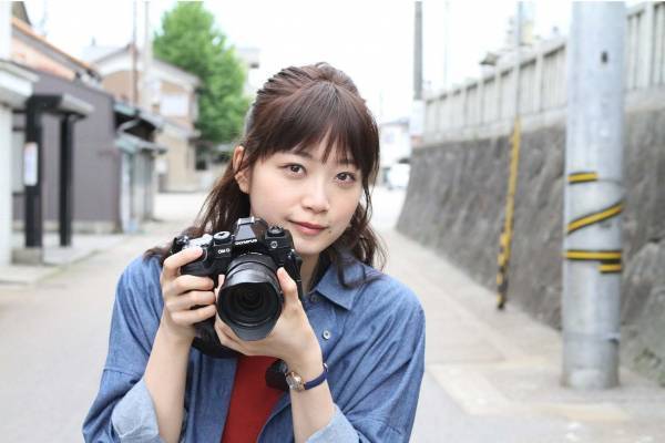 映画『おもいで写眞』深川麻衣が“遺影写真”を撮る主人公に、老人との触れ合いを通した感動ドラマ