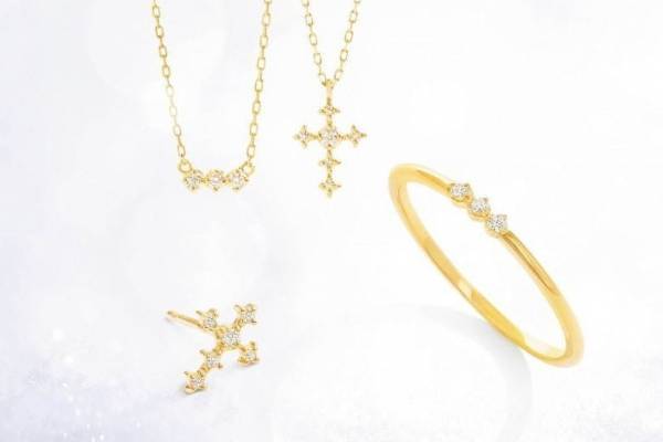 アーカーの20年クリスマスジュエリー、ダイヤモンド輝く繊細クロスモチーフネックレス＆ピアス