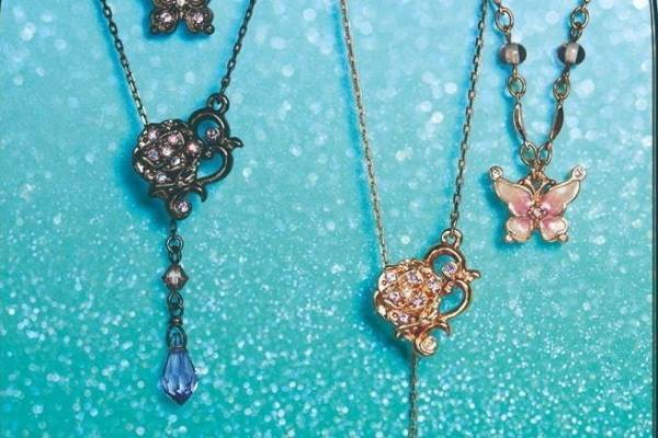 アナ スイ2020年クリスマスジュエリー、“蝶と薔薇”の2本セットネックレス