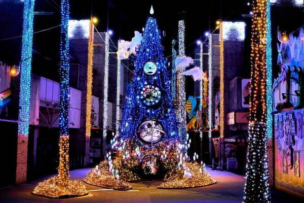 ひらかたパークのイルミネーション「光の遊園地」巨大ツリーや上空に浮かぶ約500灯のランタンなど