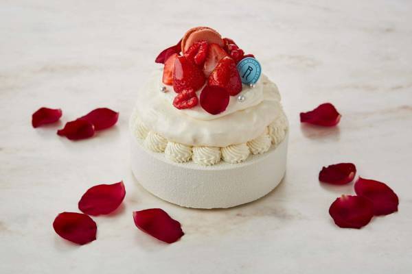 リチュエル カフェ初のクリスマスケーキ、ピスタチオムース＆苺コンポートにサクサク食感のメレンゲ