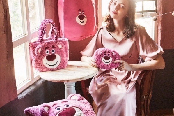 メゾン ド フルール、映画『トイ・ストーリー3』よりロッツォの新作バッグやポーチ