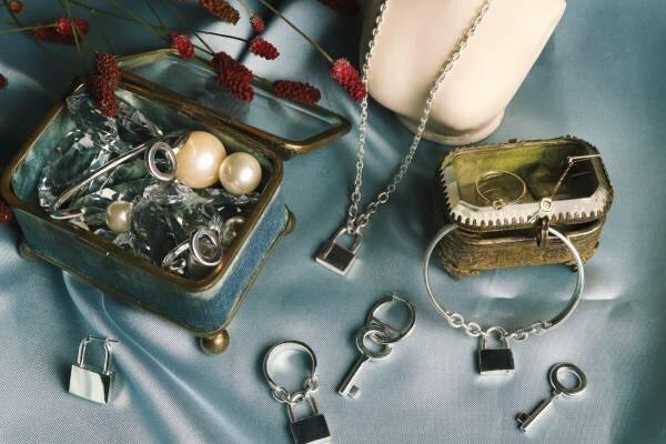 イー・エムの新作アクセサリー - “南京錠&quot;ネックレスや“鍵”ブレスレット、天然石リングも