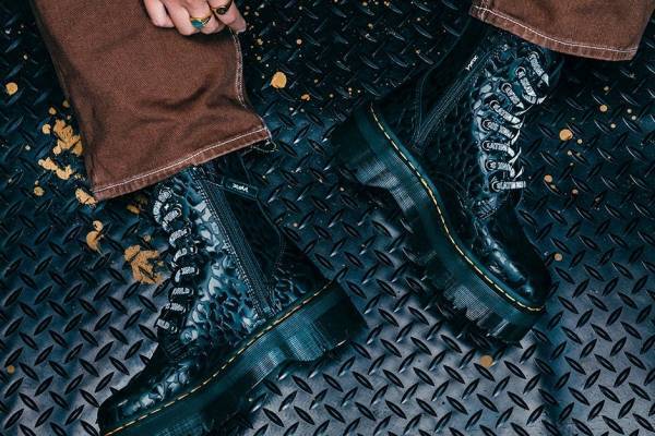 X-girl×ドクターマーチン、定番3ホール＆厚底8ホールブーツをベースにした初コラボシューズ