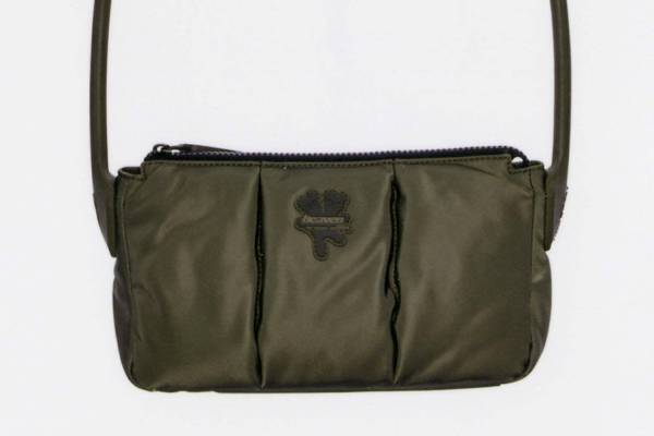 マーク ジェイコブスの新ライン「ヘブン」新バッグ、中綿入りナイロン素材＆“クマ”パッチ付き