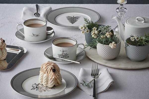 ウェッジウッド「ツリーやヒイラギ」モチーフのテーブルウェア、エレガントな乳白色＆白金カラーで