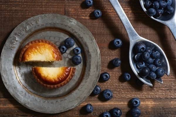 ベイク チーズタルト“たっぷりブルーベリー＆塩キャラメル風味”のクリスマス限定タルト