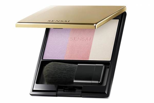 センサイ“梅の花”イメージのグラデカラーハイライト「シアーグロウパウダー」透けツヤを演出