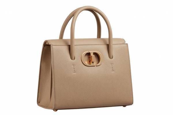 ディオールの新作トートバッグ「ディオール サントノレ」端正なフォルム×“香水ボトルの栓”着想の留め具