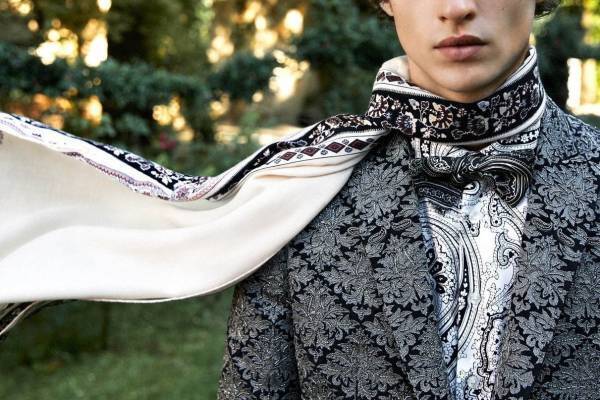 エトロのクリスマスショール、フラワー柄で縁取った新作 - 上質なシルクカシミアを素材に