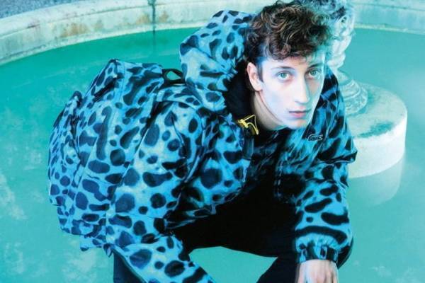 ラコステ×ナショナルジオグラフィック、ヤドクガエル＆トンボ柄ジャケットなど限定コレクション発売