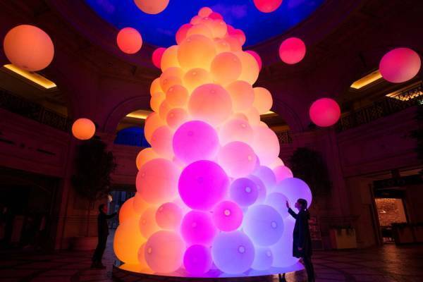 チームラボ“光のツリー”がお台場ヴィーナスフォートに、人の動きに連動して“光と音”が変化