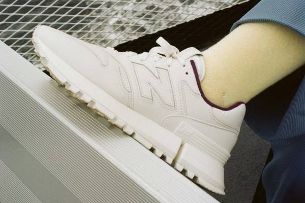東京デザインスタジオ ニューバランス × オーバーコートのスニーカー、革を切り抜いたミニマルアッパー