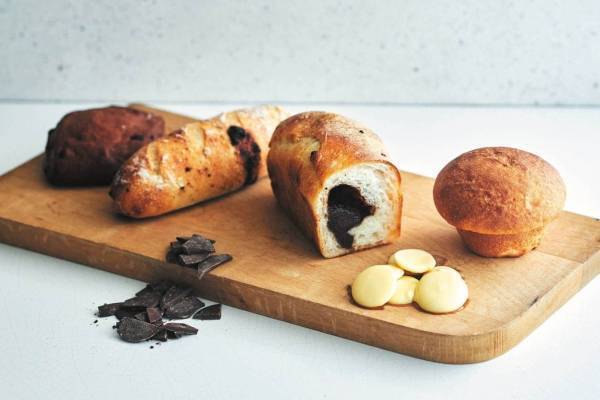 メゾンカカオ×“3年待ち”人気パン屋・ヒヨリブロート「カカオのご馳走パン」阪急うめだ本店で販売