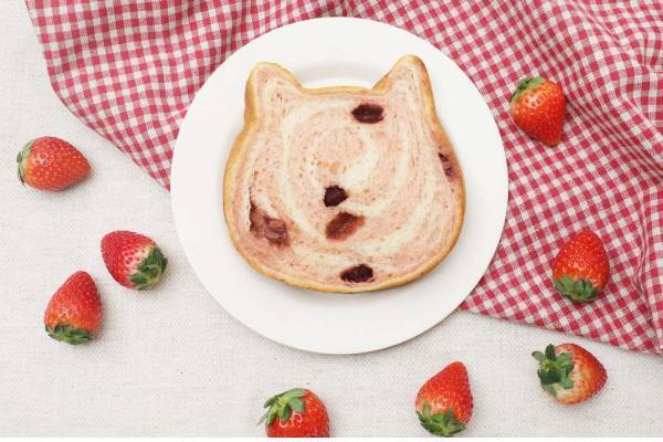 ねこ型高級食パン専門店「ねこねこ食パン」に“苺&みるく”の新作