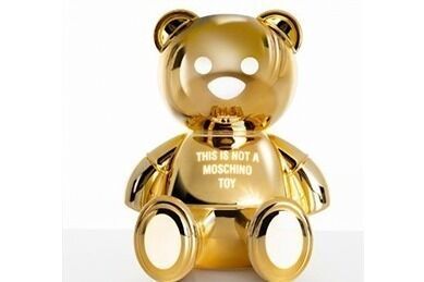 モスキーノ×カルテルのテディベア型ランプ「トイ」に高級感溢れるゴールドの新作