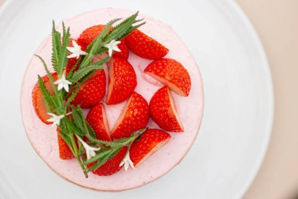 ロンハーマン カフェのクリスマスケーキ2020、ピンク色のクリームで包みラベンダーを配して