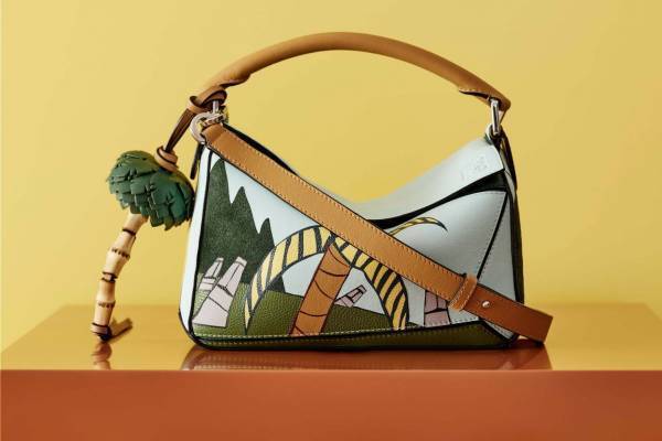 ロエベから“ヤシの木”や“リゾート風景”柄のバッグ＆ウェア、米芸術家ケン・プライスとコラボ