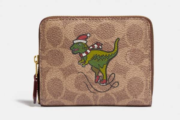 コーチ2020年冬のおすすめギフト、“スケート姿”の恐竜レキシー柄レザー財布&ポーチなど