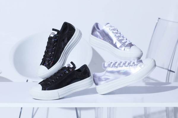コンバースから"虹色"に輝く厚底シューズ、「オールスターライト」の新作スニーカー