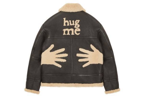 パレス スケートボード×モスキーノ、ムートン素材の“ハグ”ジャケット＆牛乳パック型バッグなど