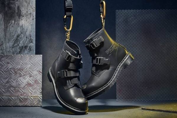 ドクターマーチン×ダブルタップス「1460」ブーツ、バックルストラップ＆スチールトゥ