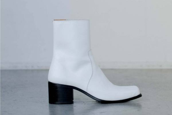 ジョン ローレンス サリバンの直営店限定「スクエアトゥブーツ」新色“ホワイト”が登場