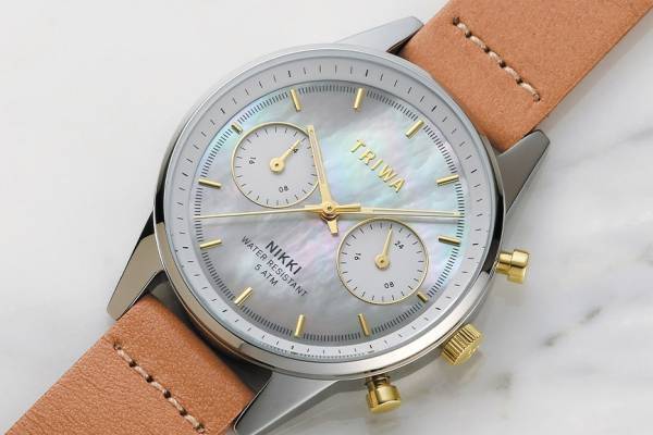 トリワの新作ウィメンズ腕時計「パール ニッキ」マザーオブパールの文字盤×タンカラーのレザーストラップ