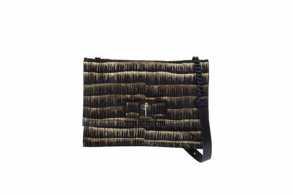 サルヴァトーレ フェラガモのクリスマスに向けた新作、バイカラーのパンプスやゴールド煌めくバッグ