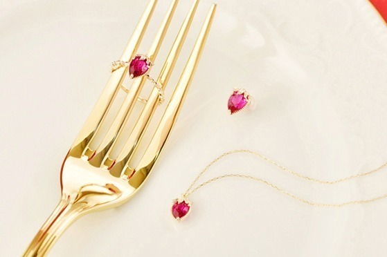 Q-pot.から“艶めく苺”のご褒美ジュエリー、華奢なネックレスやリングが登場