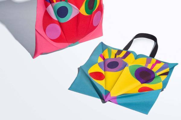 ミー イッセイ ミヤケの新作、プレイフルなカラー&柄のプリーツトップスや“立体感”ニットバッグなど