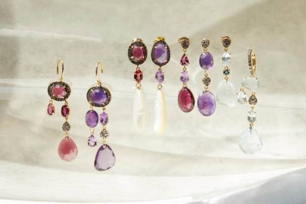 アルティーダ ウード"インドの夜空"イメージのクリスマスジュエリー、果実カラーのピアスも