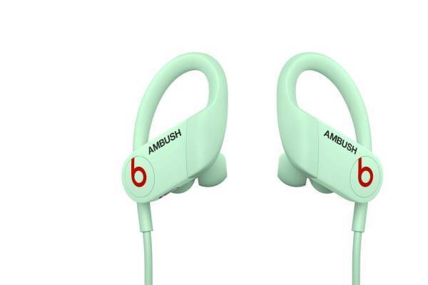 アンブッシュ×beatsのコラボイヤホン、暗闇で光る「Powerbeats」