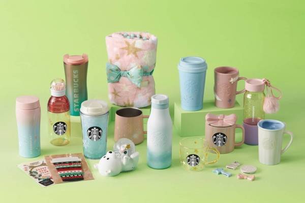 スターバックスのクリスマス限定グッズ - 雪モチーフのボトルやスノードームを抱えたベアリスタ
