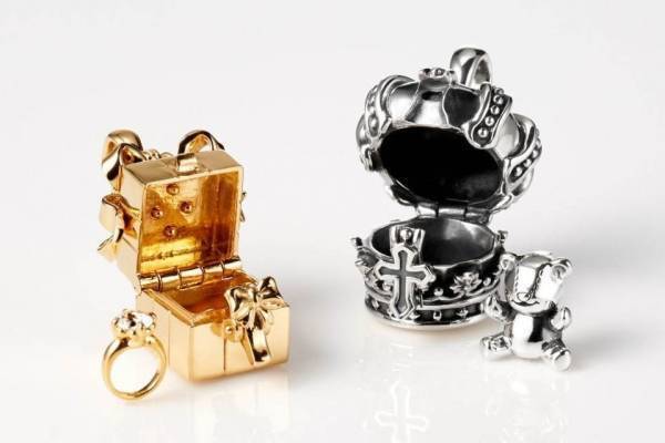 ジャスティン デイビス 王冠＆ボックスモチーフのネックレス、中からベアやリングが出てくる仕掛けつき