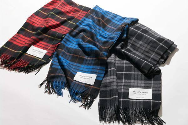 ビューティフルピープル×ジョンストンズのカシミヤストール、手作業で仕上げた上質なカシミヤ100%素材