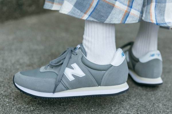 アーバンリサーチ ドアーズからニューバランス「COMP100」別注モデル、ヴィンテージライクなグレー