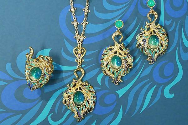 アナ スイ“孔雀の羽根”モチーフのお守りジュエリー、エキゾチックなピアス&ネックレスなど