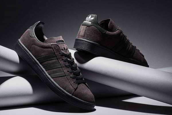 アディダス オリジナルス×キックスラボのスニーカー「キャンパス」ブラウン＆ブラックでアレンジ