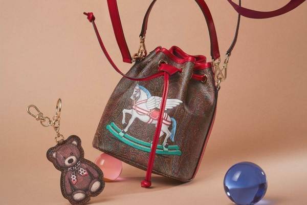 エトロの“テディベア＆ペガサス木馬”など「おもちゃ」モチーフのバッグや革小物
