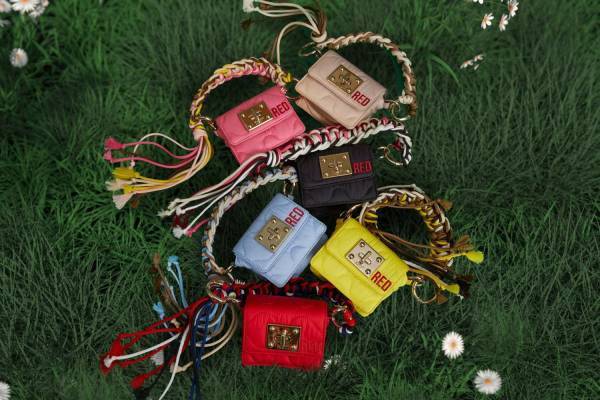 レッド ヴァレンティノから“リボン”が主役の新作ハンドルバッグ＆ショルダーバッグ