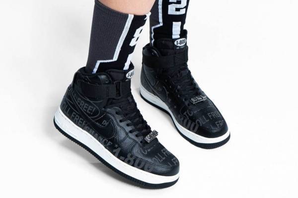 ナイキ“フリーダイヤル”着想の「エア フォース 1 '07」公衆電話のボタン風シューレースアクセ