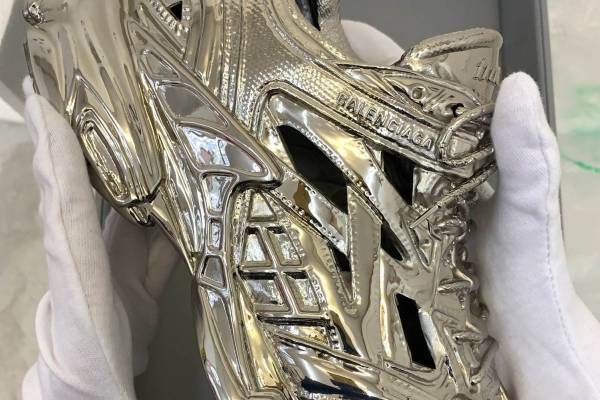 バレンシアガ「トラック.2」スニーカーの限定メタル彫刻が青山に、“ファッション枠外”のオブジェクト