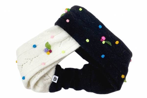 “チャイナ服”着想の「ヤンヤン」初のヘアアクセ、“バラの花”モチーフのニットシュシュ＆ヘアバンド